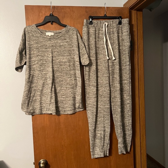 Perfect Tops - 3 for $15 Two tone short sleeves top and jogger set